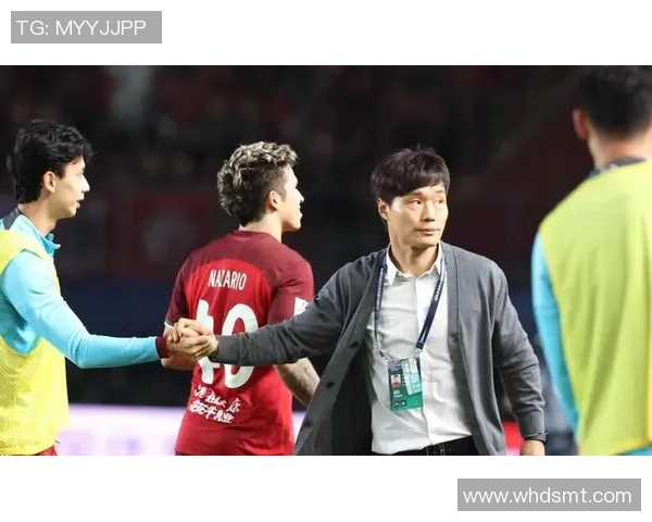 足球明星下大巴精彩瞬间视频回顾引发球迷热议与期待